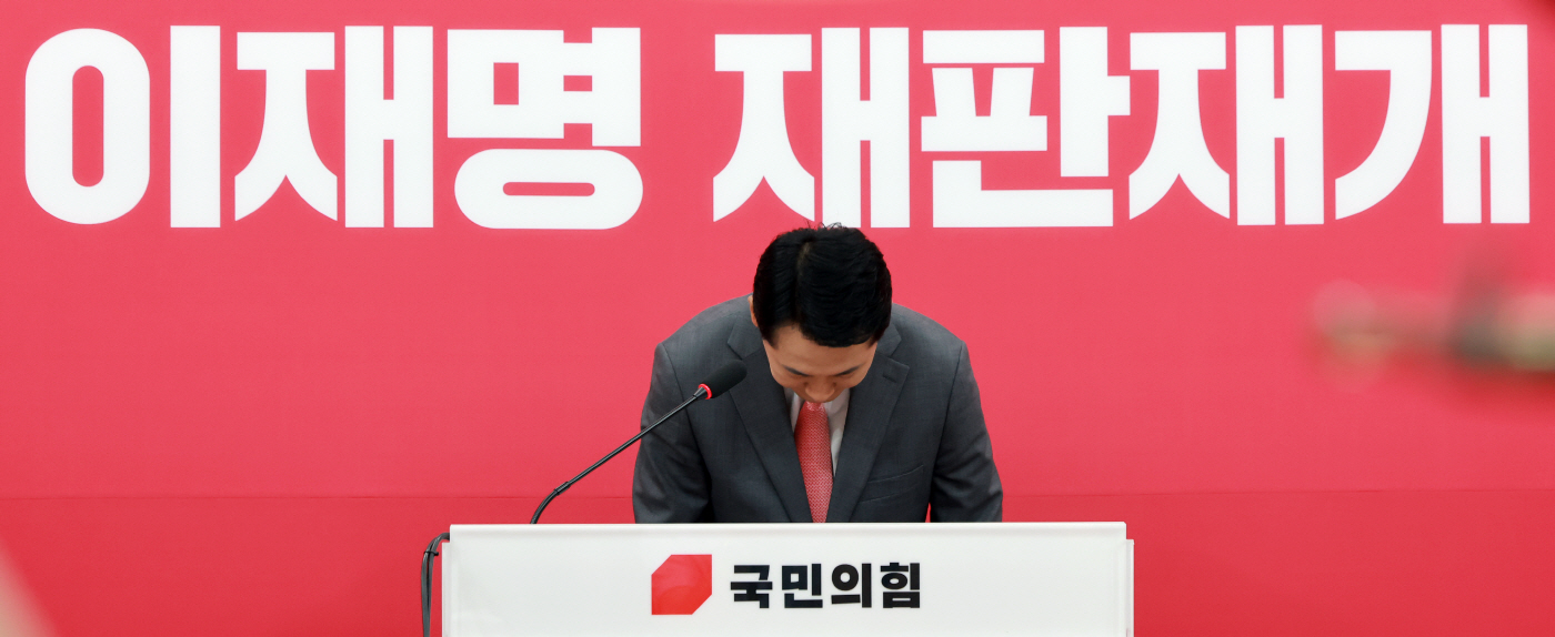 기자회견에 앞서 인사하는 국민의힘 장동혁 대표<YONHAP NO-5709>