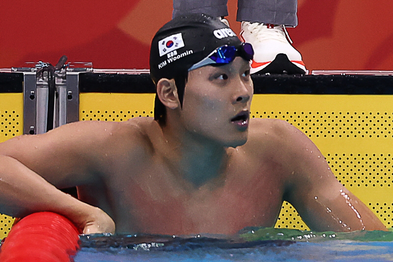 김우민 모자 착용한 김영범