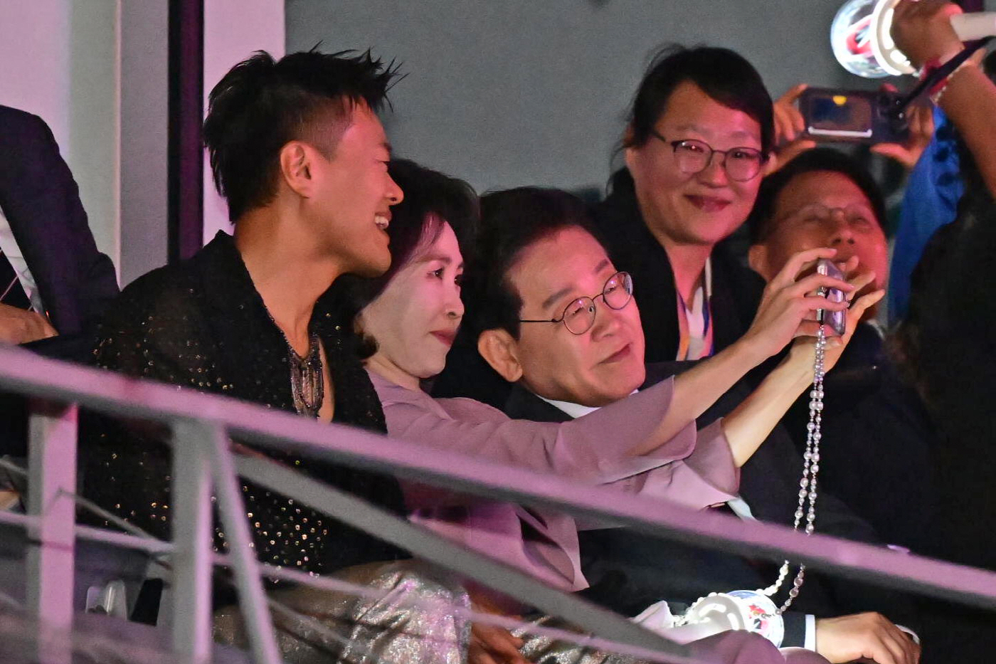 기념촬영하는 이재명 대통령 부부와 박진영 위원장<YONHAP NO-4145>