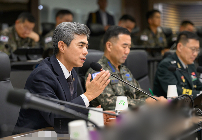 발언하는 강신철 국방부 장관<YONHAP NO-4337>