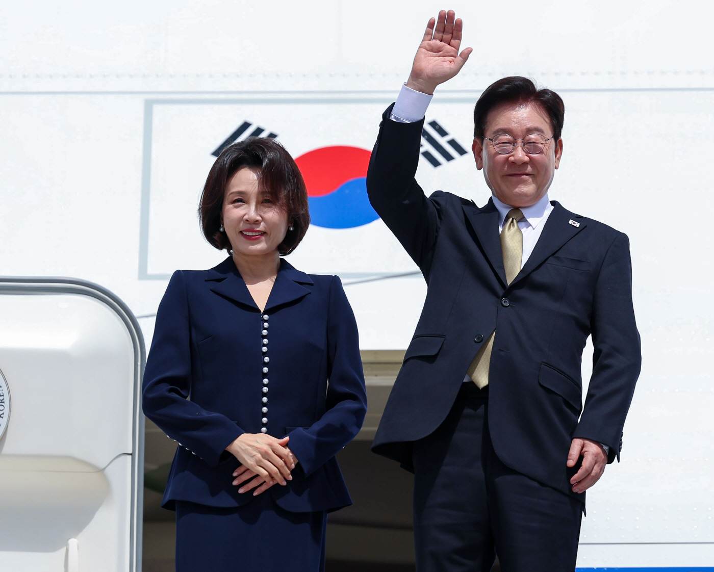 귀국길 오르는 이재명 대통령<YONHAP NO-0920>