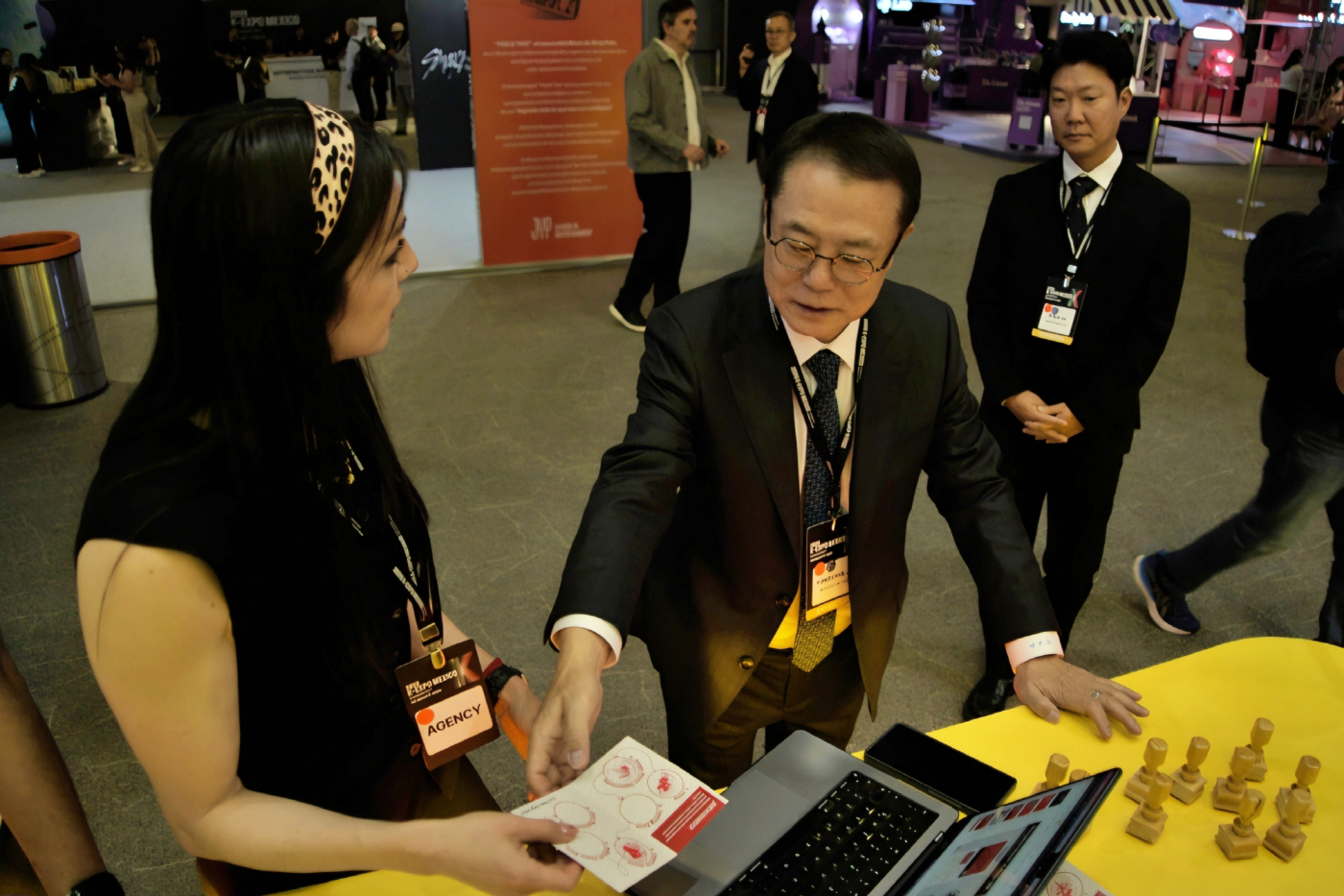 농심 조용철 대표가 2026 K-EXPO MEXICO 신라면 부스에서 비즈니스 미팅을 진행하고 있다