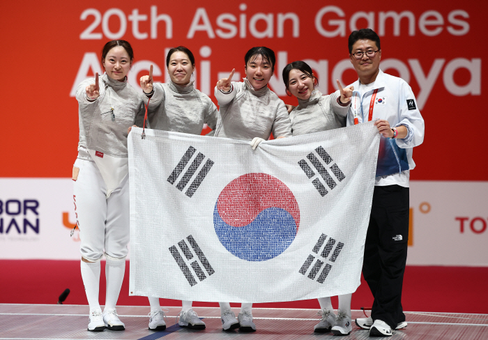 여자 사브르 대표팀 '우리가 우승'
