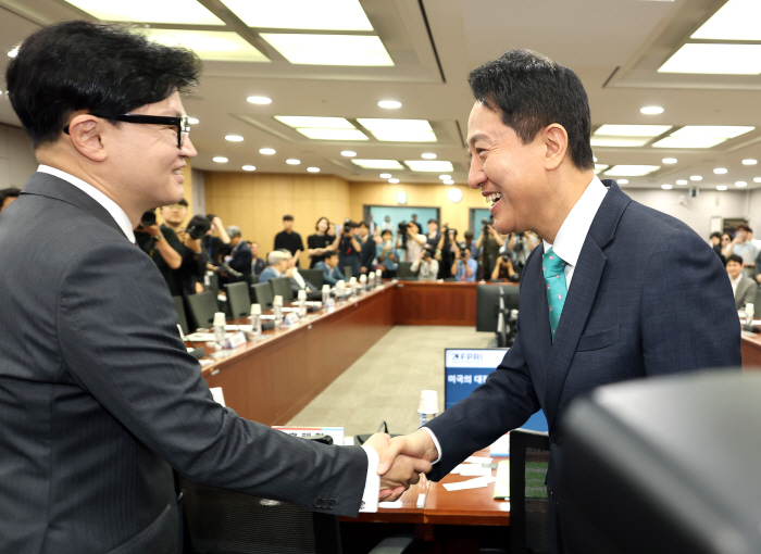 악수하는 오세훈-한동훈<YONHAP NO-2863>