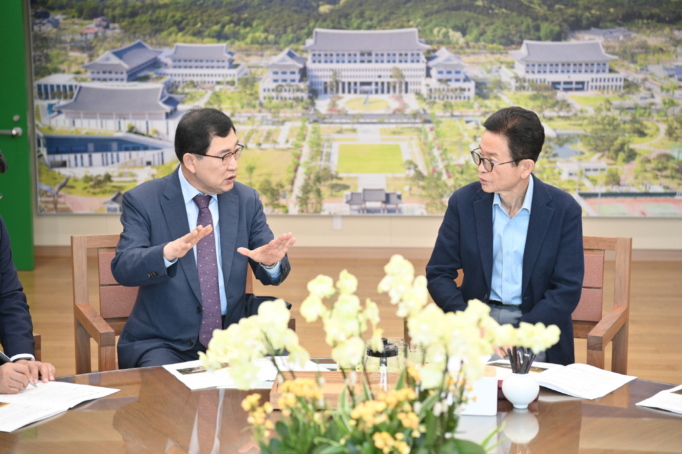주낙영 경주시장이 28일 경상북도를 방문해 이철우 경상북도지사와 지역 핵심 현안 지원을 위한 협력 의지를 다지고 있다 (1)