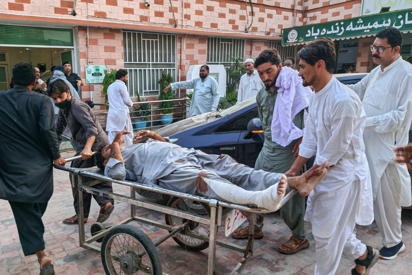 Pakistan Suicide At... <YONHAP NO-6615> (AP Photo/Kashif Naveed)