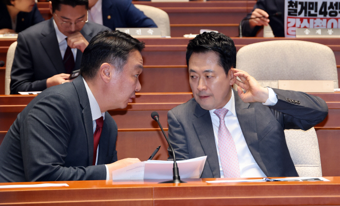 국민의힘 의원총회, 얘기 나누는 장동혁-정희용<YONHAP NO-6732>
