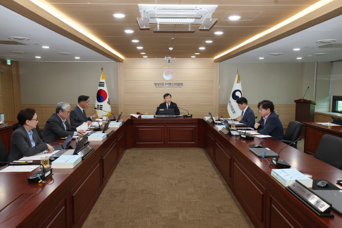 김종철 방송미디어통신위원장(가운데)이 28일 정부과천청사에서 2026년 제38차 전체회의를 진행하고 있다.