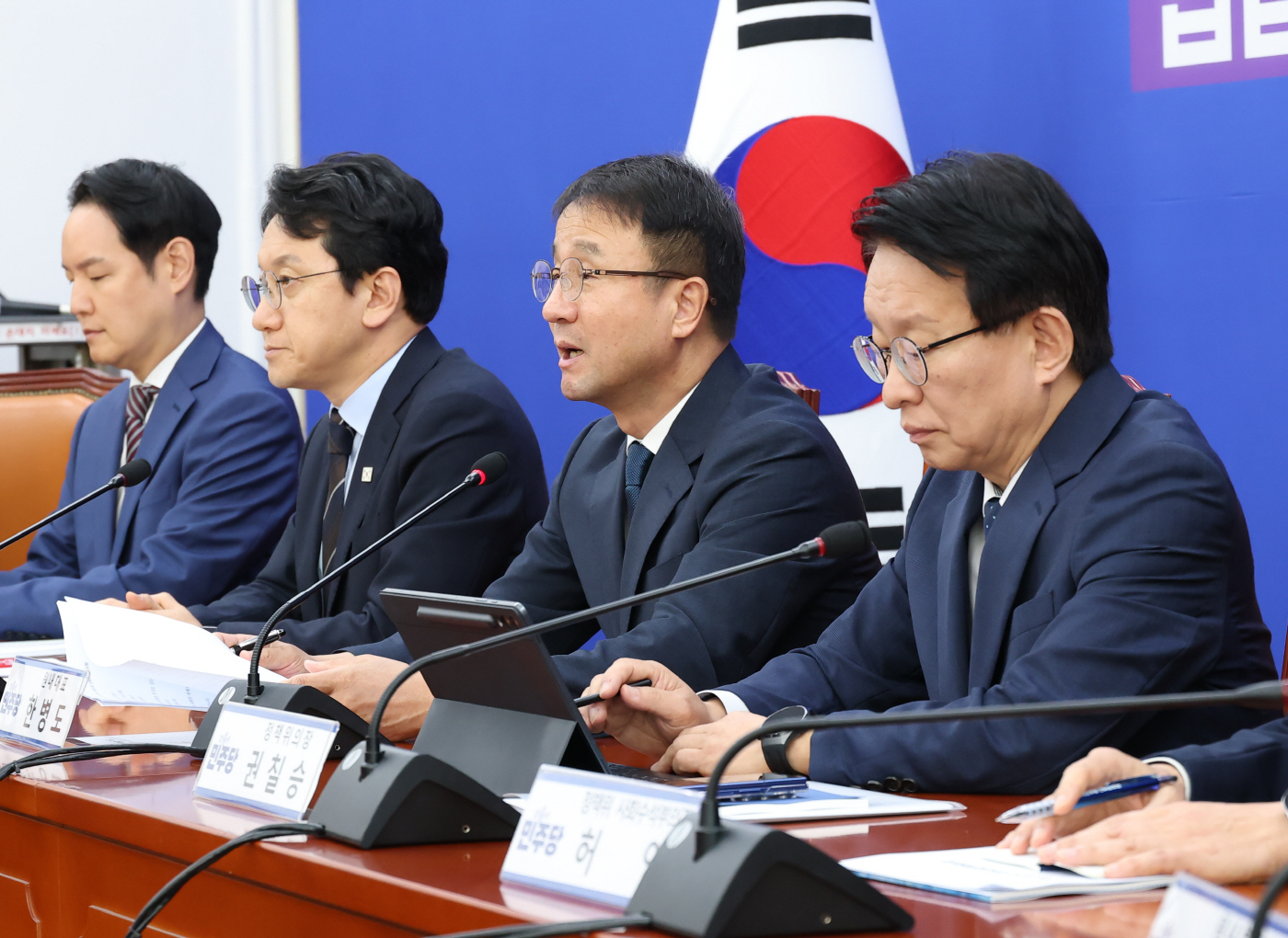 원내대책회의에서 발언하는 한병도 원내대표<YONHAP NO-3347>