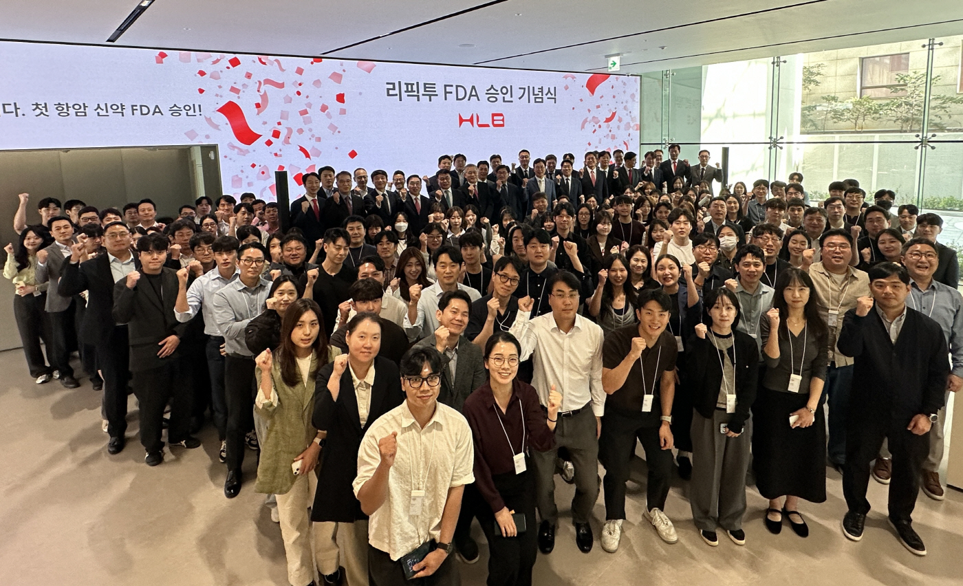 29일 서울 강남구 HLB 학동 사옥에서 열린 ‘리픽투 FDA 승인 기념식’에 참여한 진양곤 HLB그룹 의장과 임직원