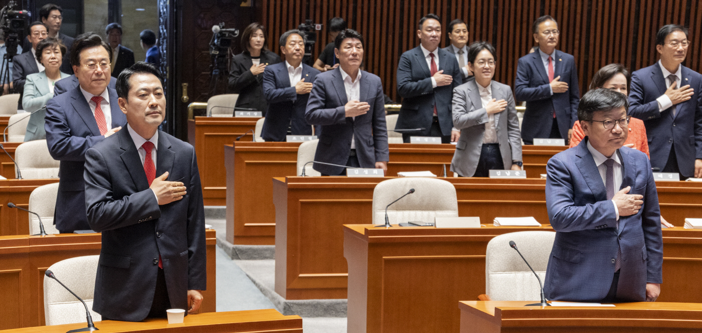 국기에 경례하는 국민의힘<YONHAP NO-5886>