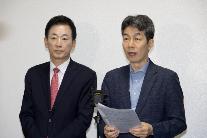 브리핑하는 국회 정보위 여야 간사<YONHAP NO-3479>