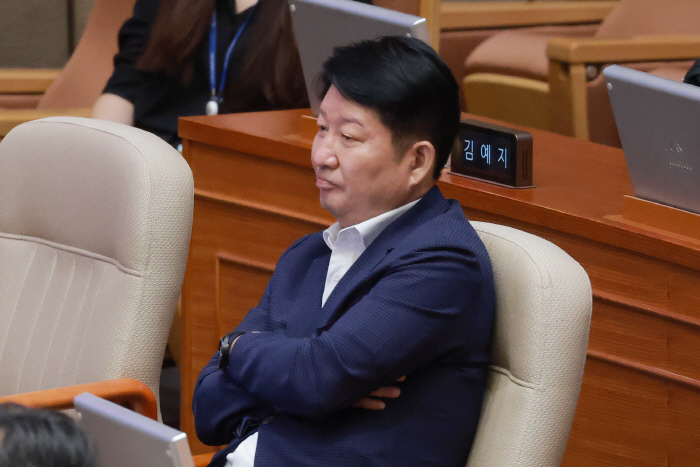 본회의 참석한 국민의힘 권영진 의원<YONHAP NO-6016>