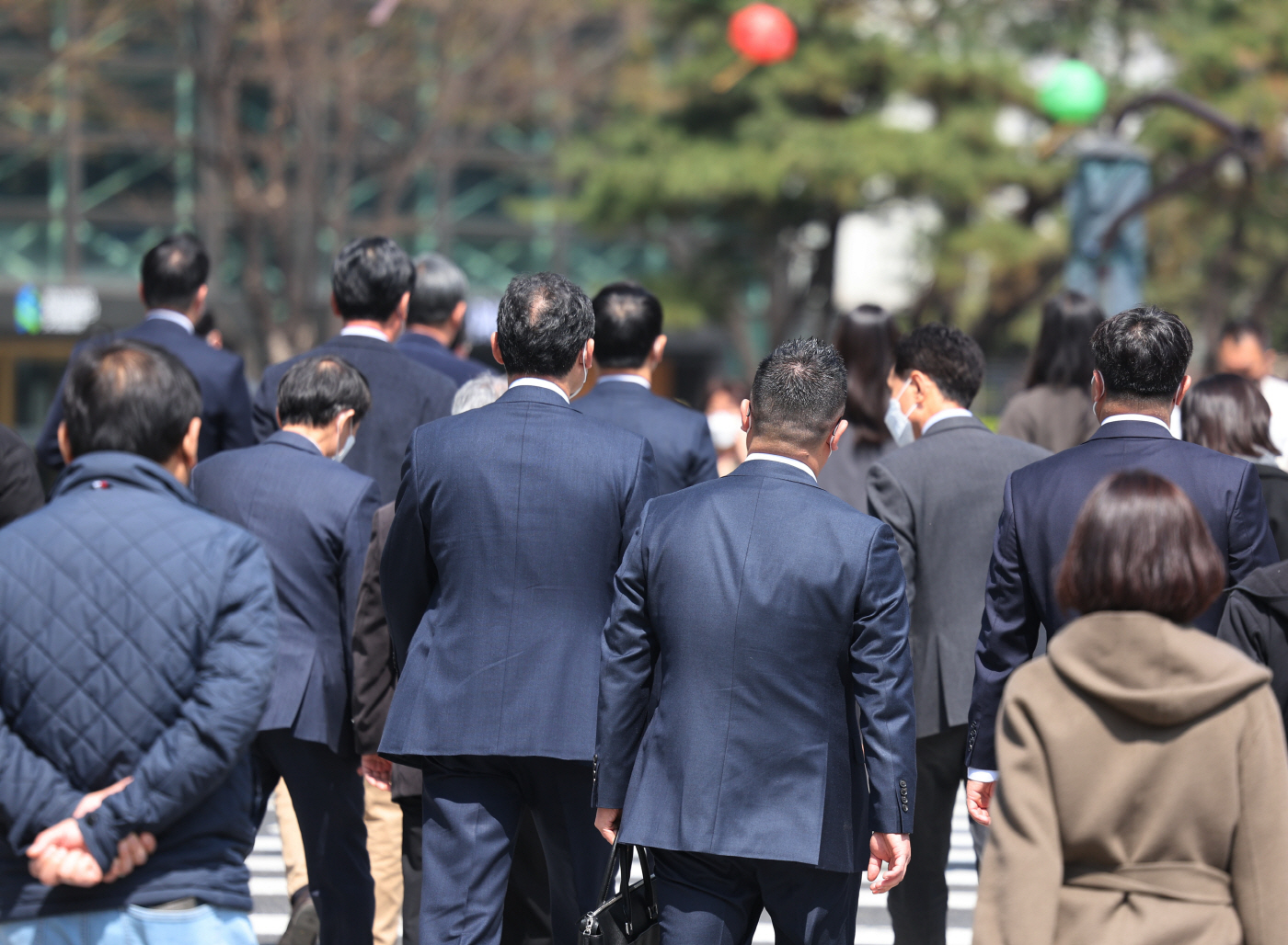 직장인들로 붐비는 종로 거리<YONHAP NO-5891>