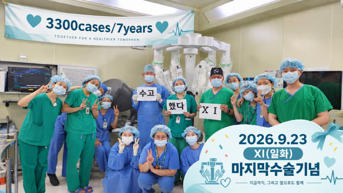4세대 로봇수술 시스템의 대장정을 마무리하는 로봇수술팀 (중앙 왼쪽부터 권형주, 정경아, 김완석 교수와 김이루미 수술실 파트장 간호사)