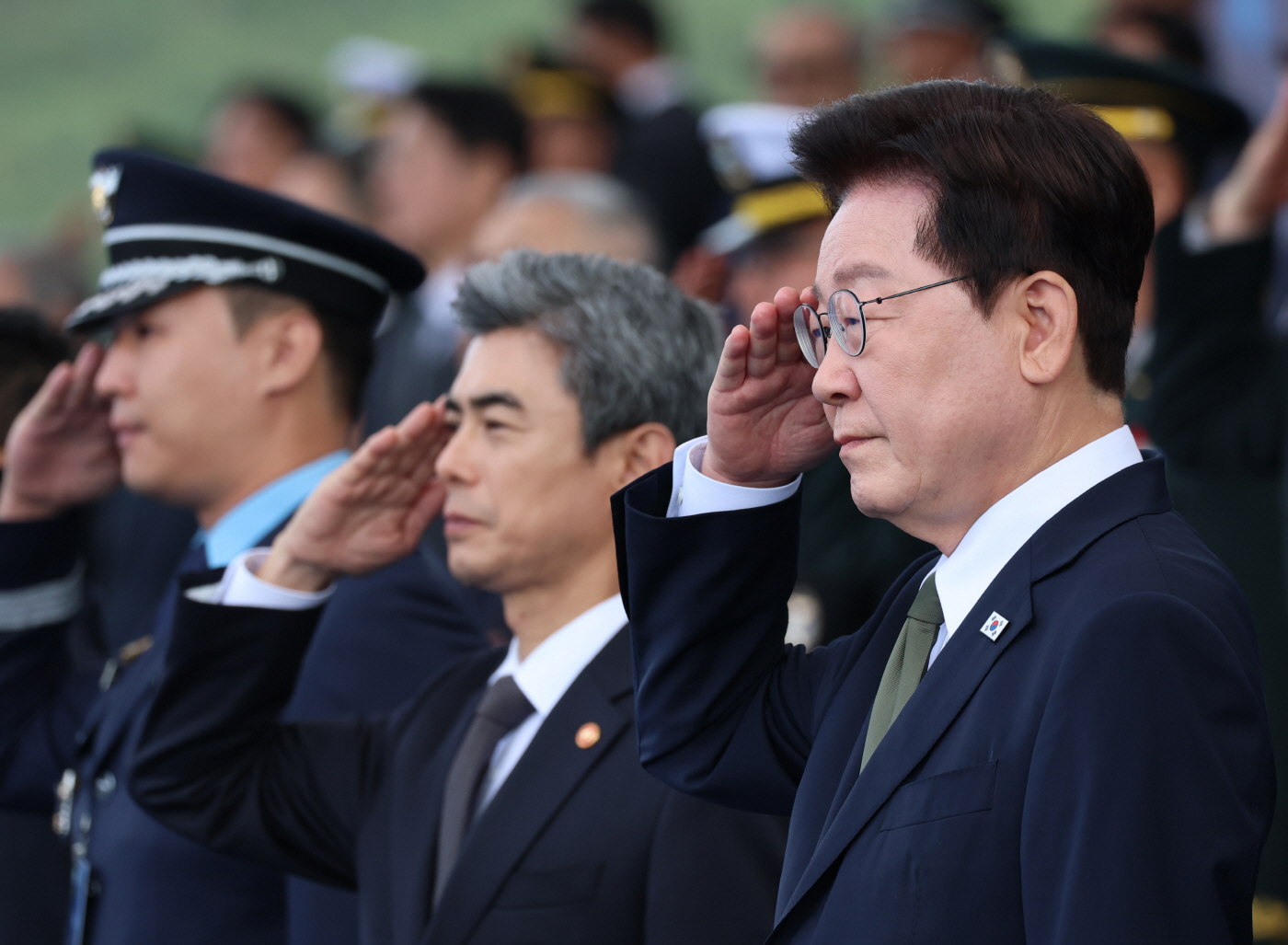거수경례하는 이재명 대통령