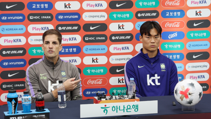질문에 답하는 모레노 감독
