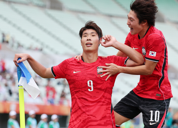 이영준 동점골, 같이 환호하는 배준호