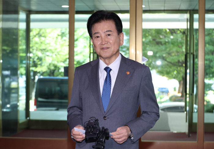 질문에 답하는 정동영 통일부 장관<YONHAP NO-4789>
