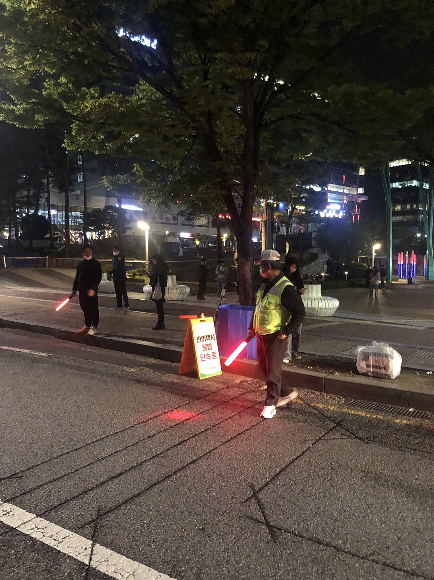 대중교통과-지난해 11월 판교역 인근에서 관외 택시의 불법 영업 행위를 합동 단속하는 모습