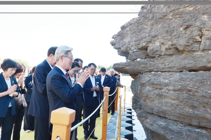 오태완 군수가 솥바위에서 소원을 빌고 있다