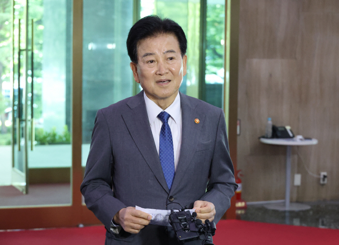 귀국한 정동영 통일부 장관<YONHAP NO-5144>