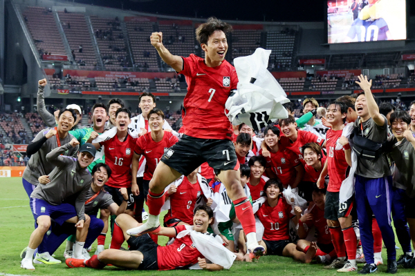 엄지성 맹활약 속 한국 축구 금메달