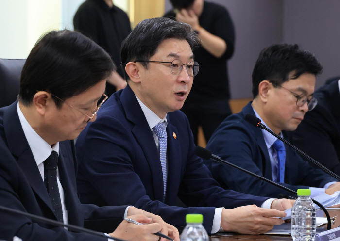 발언하는 이억원 금융위원장