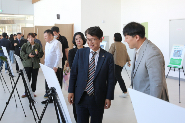 2.(사진)uuc 청렴공감 릴레이 전시회 _노성화 의왕도시공사 사장이 전시회의 청렴 메시지를 관람하고있다.(1)