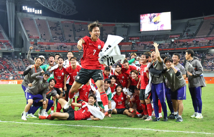 엄지성 맹활약 속 한국 축구 금메달