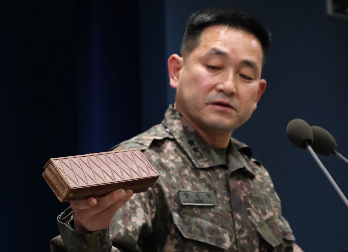 이전 수거 수지 반보병지뢰 들어보이는 양진혁 ...<YONHAP NO-5296>
