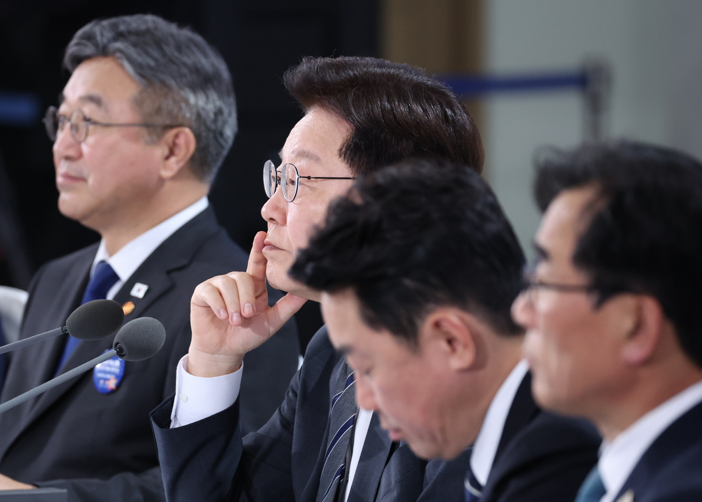 민원해결 우수사례 발표 듣는 이재명 대통령