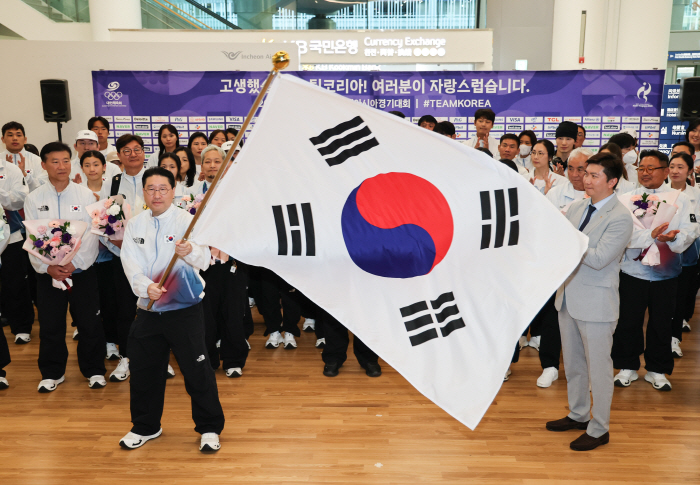 태극기 흔드는 이상현 선수단장