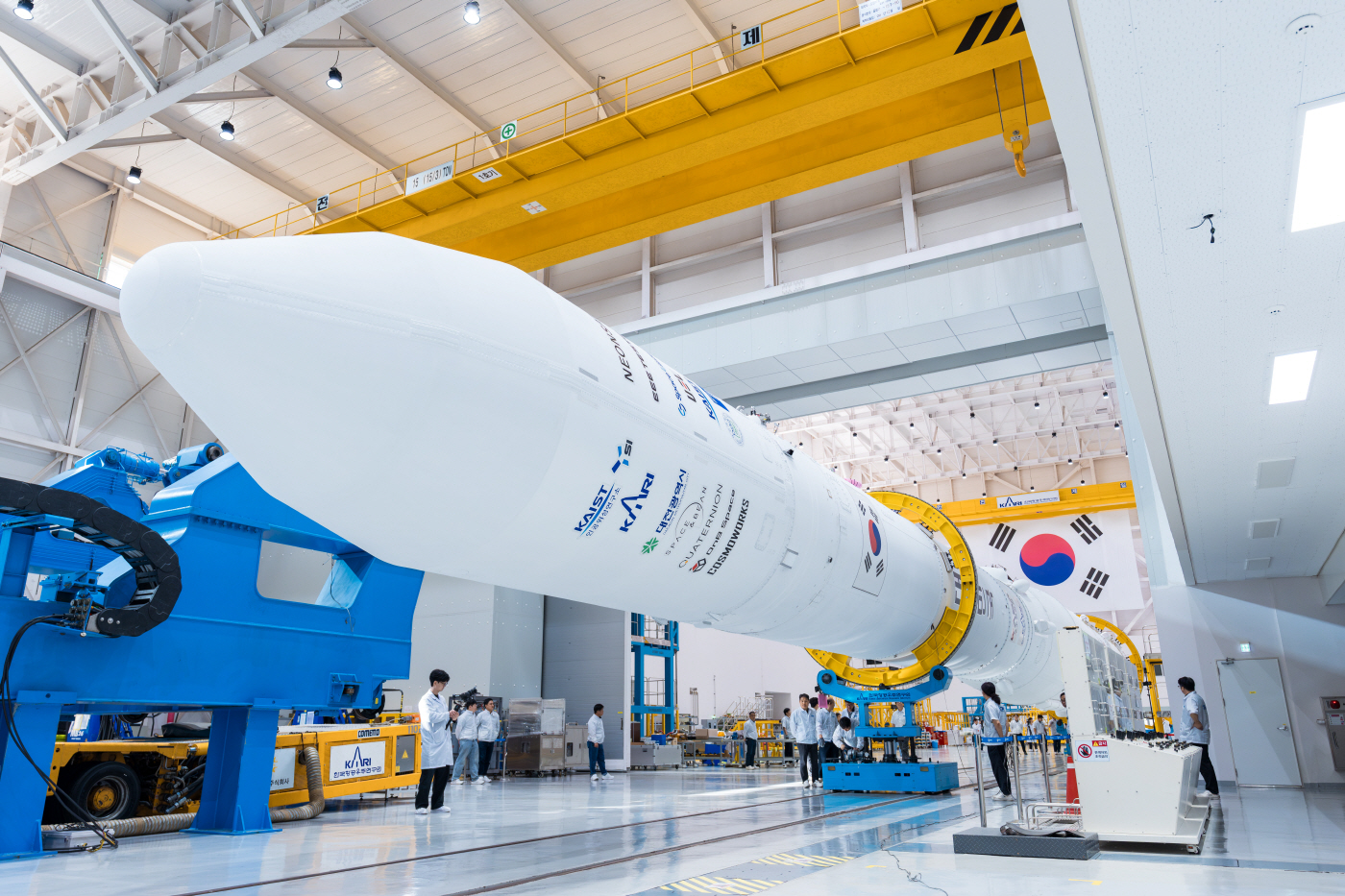 10월 5일 전남 고흥 나로우주센터 발사체 종합조립동에서 누리호 발사대 이송 준비 작업을 수행하고 있다_2