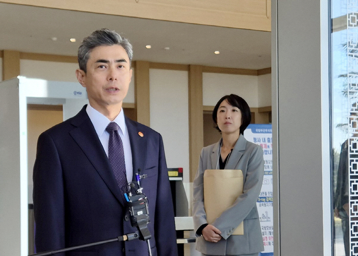 취재진 질문에 답하는 강신철 국방장관<YONHAP NO-2305>