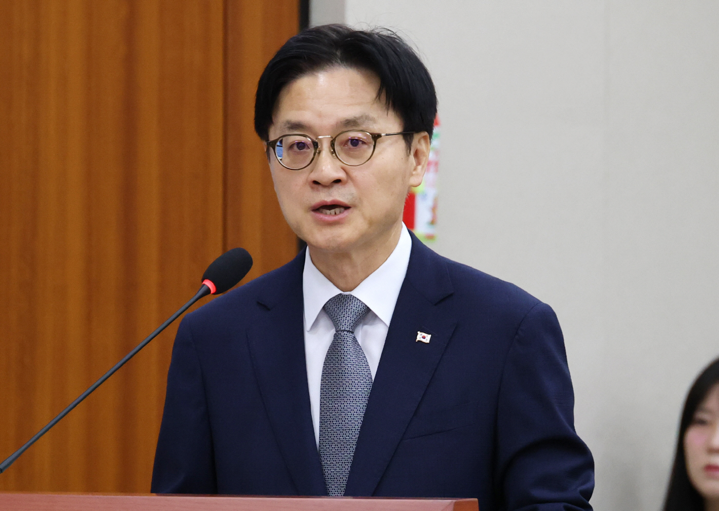업무보고하는 김정관 장관<YONHAP NO-2723>