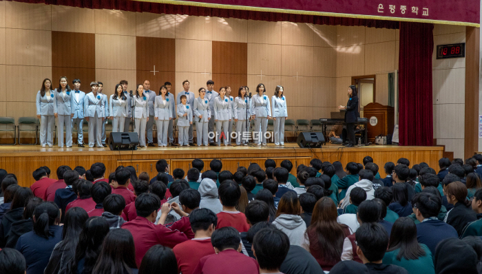[사진자료1] 코웨이 물빛합창단, 청소년 대상 ‘장애 인식 개선 캠페인' 전개