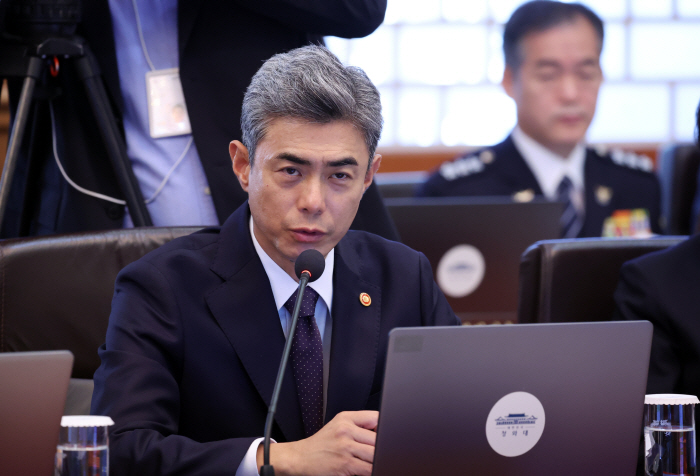 발언하는 국방장관<YONHAP NO-2713>