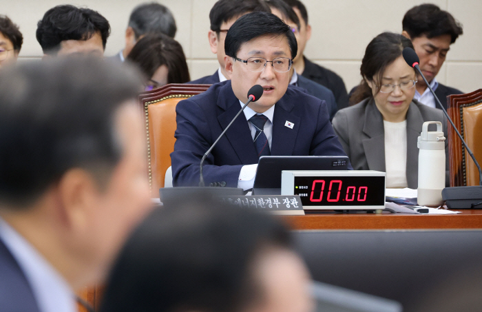 의원 질의에 답변하는 김성환 장관