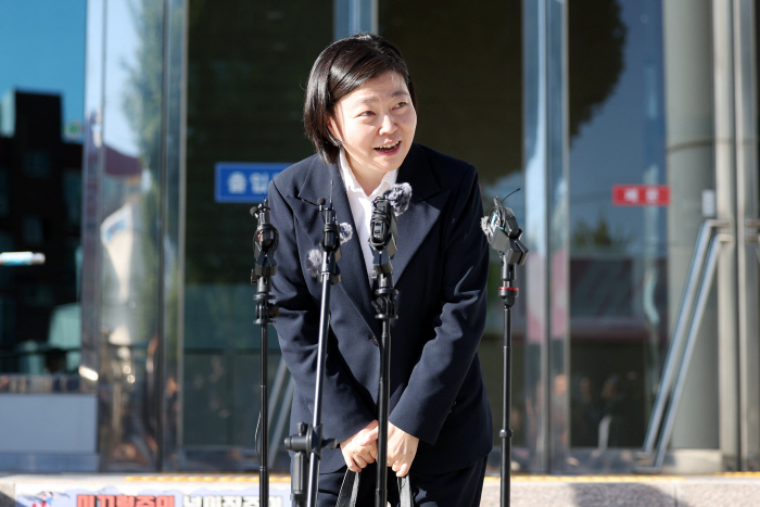 출근길 취재진 앞에 선 임은정 광주중수청장<YONHAP NO-2330>