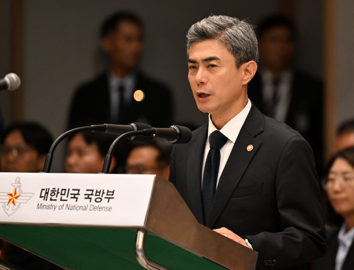 업무 보고 하는 강신철 국방부 장관<YONHAP NO-3949>