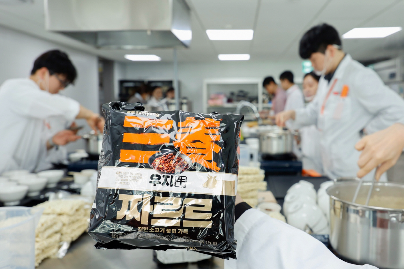 [삼양식품 사진자료] 삼양식품 '짜르르' 미디어 시식회에서 연구원들이 제품을 조리하고 있다_20261007