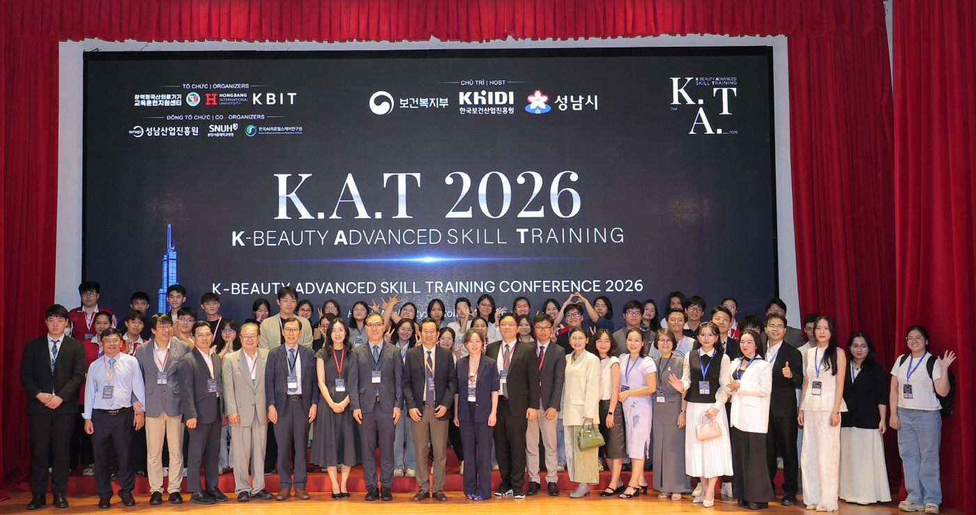[붙임]보도사진1. 제2회 KAT 베트남 강연세션 단체사진(홍방국제대학교)