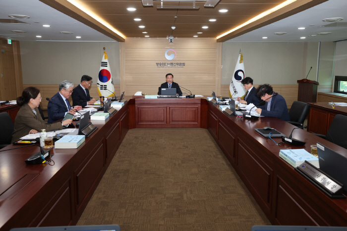 김종철 방송미디어통신위원장(가운데)이 7일 정부과천청사에서 2026년 제40차 전체회의를 진행하고 있다.