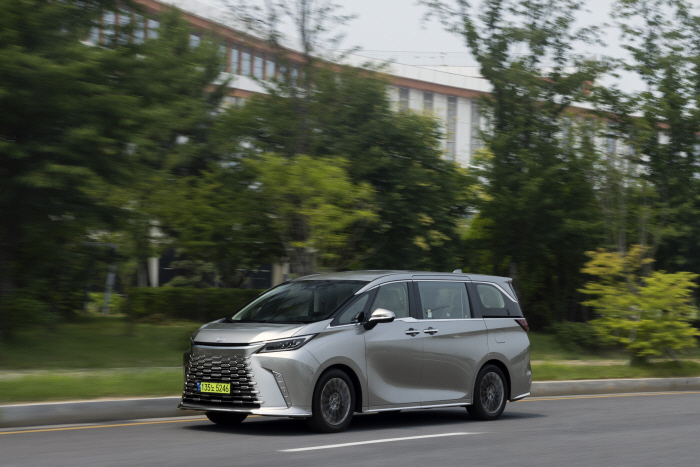 Lexus LM 500h 주행_12