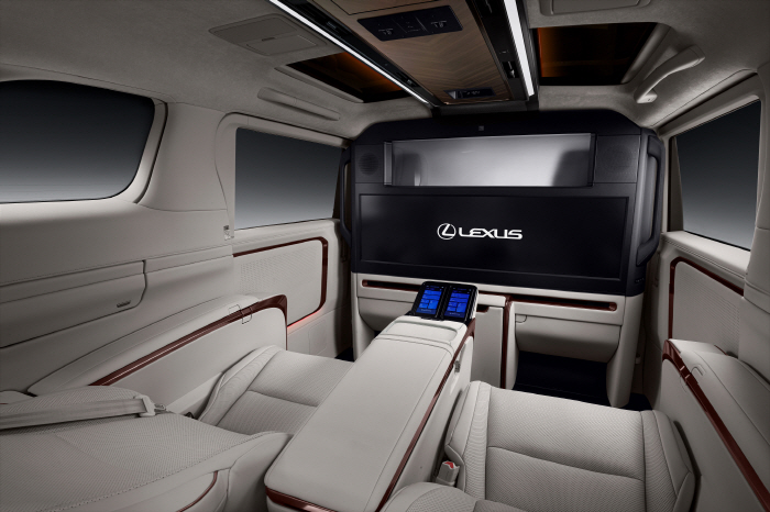 Lexus LM 500h 실내_1