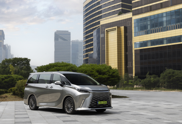 Lexus LM 500h 주행_13