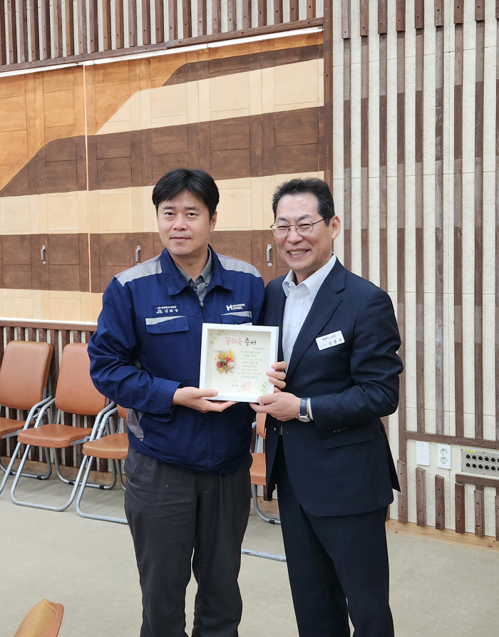 왼쪽부터 현대제철 순천공장 김화성책임매니저, 순천시 손훈모시장