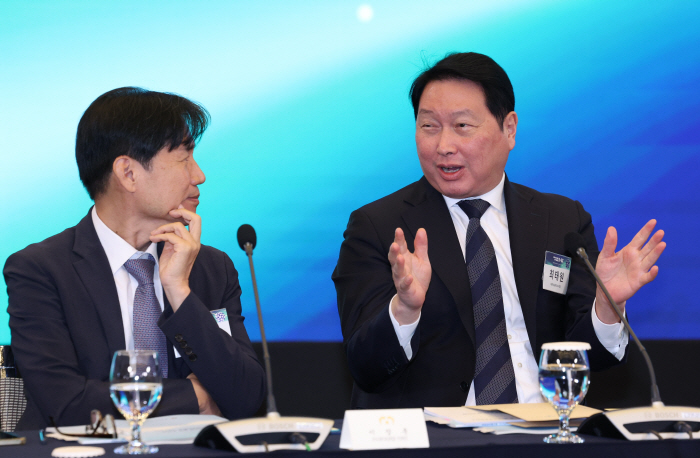 대화하는 최태원 회장과 이창훈 위원장<YONHAP NO-5469>
