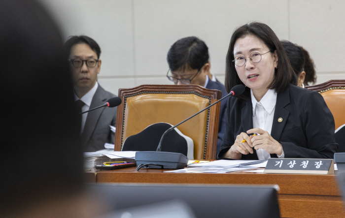 국정감사에서 질의에 답하는 이미선 기상청장<YONHAP NO-4229>